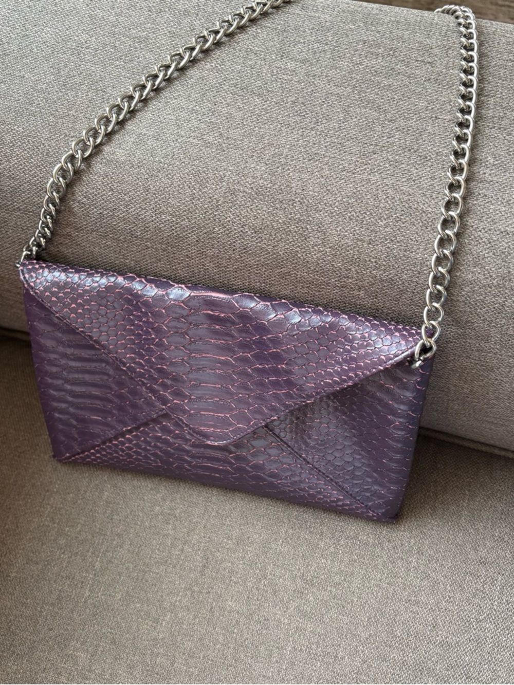Jessica McClintock, purple faux snakeskin chain strap purse INV25/525